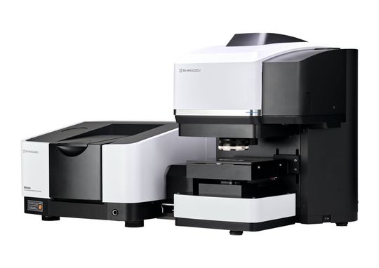 Abb. 3A: IRXross FTIR-Spektrometer mit AIM-9000 Infrarotmikroskop (links). (Bild:  Shimadzu Deutschland)