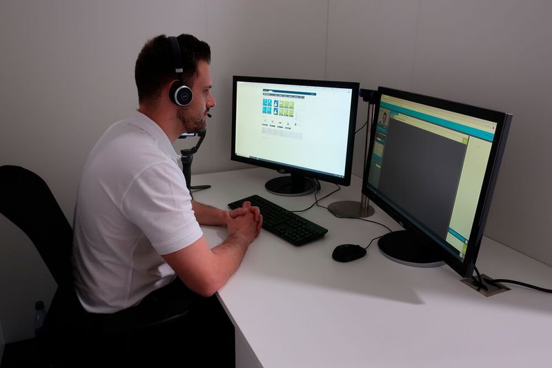 Die Berater vor Ort bekommen über einen Signalton Bescheid, wenn ein potenzieller Kunde „in der Leitung“ ist. Die Videoübertragung erfolgt einseitig – die Interessenten sind nicht zu sehen. (Bild: Viktoria Hahn / »kfz-betrieb«)