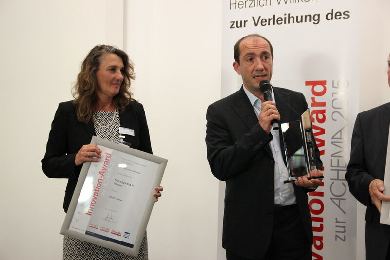 Process-editor Anke Geipel-Kern presents the award for Novasep's Bio SC Predict. (PROCESS)