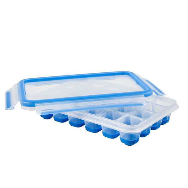 Die Clip&Close Eiswürfelbox von Emsa zeichnet sich wie alle anderen Produkte dieser Art, durch die einzigartige Dichtung ohne Zwischenräume aus. So sei sie sowohl zu 100% hygienisch, als auch zu 100% dicht. Eiswürfel lassen sich dank des einzigartiger Griffkomforts mit Soft-touch-clips kinderleicht herauslösen. Auch die integrierte Skala sowie Nest- und Stapelbarkeit der Clip&Close Eiswürfelbox macht sie zu einem praktischen Alltagshelfer: 30 Jahre Garantie, BPA frei, spülmaschinenfest und mikrowellengeeignet sowie frostfest. (Emsa)