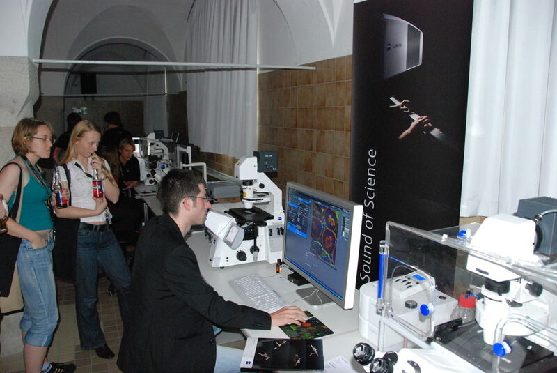 Am 10. Tag der Mikroskopie hatten die Anwender die Möglichkeit, selbst Hand anzulegen und neue Systeme zu testen. (Archiv: Vogel Business Media)