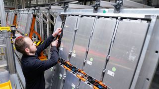 Forscher des Fraunhofer-Instituts für System- und Innovationsforschung ISI haben herausgefunden, dass Deutschland das Zeug dazu hat, ein echtes Batteriezellenzentrum zu werden. Hier ein Blick in die Batteriezellenfertigung bei Volkswagen. Lesen Sie weiter... (Bild: Volkswagen)