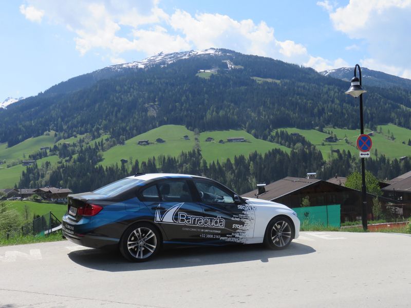 „CudaCar“ vor schönem Panorama der Tiroler Alpen (Bild: Barracuda)