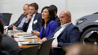 Diskussionsrunde bei Volkswagen: VKU-Hauptgeschäftsführerin Katharina Reiche und E-Mobilität-Vorstand Thomas Ulbrich. (Volkswagen)