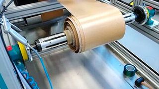 Papierbeschichtung auf der Rolle-zu-Rolle-Anlage. (Bild: Fraunhofer ISC)