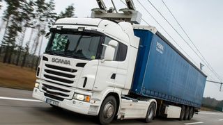 Ein Scania R 450 Hybrid im Oberleitungs-Testbetrieb. (Scania)