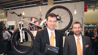 Renishaw's Albert Rundel (l.), product manager, and Robin Weston, marketing manager of the additive manufacturing products division, in front of the titanium frame the company developed with Empire Cycles. (Photo: Schulz)