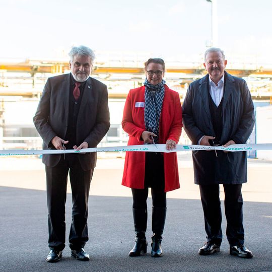 Offizielle Eröffnung des „Hydrogen Lab Leuna“ im Chemiepark Leuna: (v.l.) Minister Prof. Dr. Willingmann und Dr.-Ing. Schattauer, kommissarische Institutsleiterin Fraunhofer Iwes sowie Prof. Dr. Neugebauer, Präsident der Fraunhofer-Gesellschaft Offizielle Eröffnung des „Hydrogen Lab Leuna“ im Chemiepark Leuna: (v.l.) Minister Prof. Dr. Willingmann und Dr.-Ing. Schattauer, kommissarische Institutsleiterin Fraunhofer Iwes sowie Prof. Dr. Neugebauer, Präsident der Fraunhofer-Gesellschaft