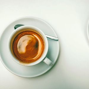 Platz 4: Vollmundiger Genuss – Der Caffè Crema Genauso viele Deutsche greifen zum Caffè Crema wie zum Latte Macchiato, nämlich 31%. Der Caffè Crema ist eine italienische Kaffeespezialität, die durch ihre samtige Crema auf der Oberfläche besticht. Er wird ähnlich wie ein Espresso zubereitet, jedoch mit einer größeren Menge Wasser, was ihm einen vollmundigen, aber weniger intensiven Geschmack verleiht.  Lesetipp: Kanzerogenes Acrylamid: Kaffee im Qualitätscheck< a> (Bild:  frei lizenziert/ Rob Wicks / Unsplash)