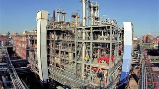 In der Deka-Fabrik wird heute eine hochmoderne Anlage zur Herstellung von Zwischenprodukten für die Pharmaindustrie, die Bauchemie und den Pflanzenschutz betrieben, zudem von Vorprodukten für Lacke, Desinfektionsmittel und Hilfsstoffe für die Polyurethanproduktion.  (Bild: BASF)