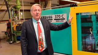 Kabelbinder für verschiedenste Anwendungen aus hochwertigen Thermoplasten sind das Geschäft der Württembergische Allplastik GmbH. Hier steht der Mann an einer Arburg-Spritzgießmaschine, dessen Produkte fast jeder zu Hause hat: Björn Gunnar Lefnaer, der zusammen mit seiner Schwester Aimée Lefnaer und der Seniorchefin Angelika Lefnaer, die Geschicke des Unternehmens in der Hand hat. (Jablonski)