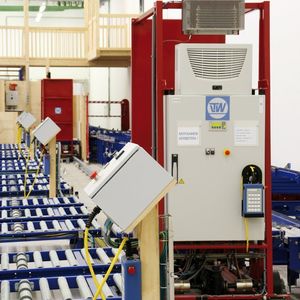 Die Waren werden in der Vorzone des Hochregallagers von zwei redundanten Querverschiebewagen übernommen. Diese verteilen die Waren auf acht Lkw-Entnahmestationen.