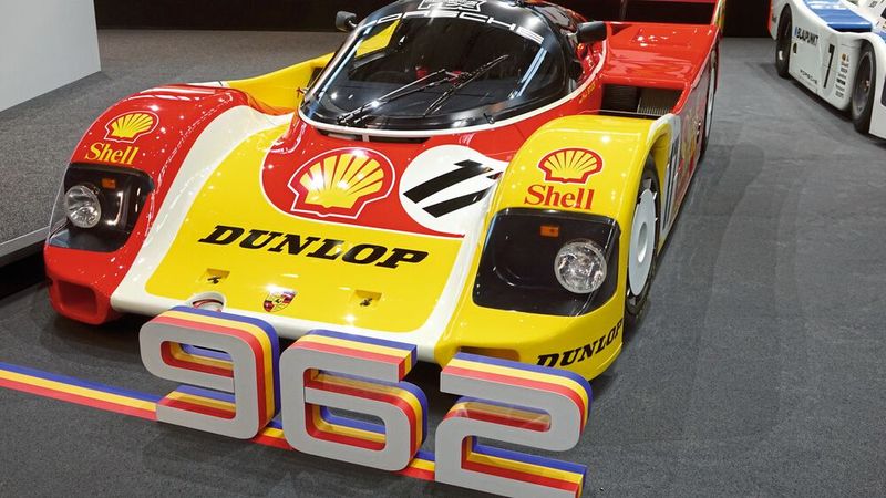 Obwohl er ein reinrassiger Rennwagen ist, gab es vom 962 sogar von verschiedenen Anbietern Varianten mit Straßenzulassung. (Bild: Dominsky/»kfz-betrieb« )