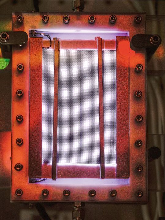 Gezähmtes Plasma: Wenn der Reaktor zündet, breitet sich auf seiner Oberfläche ein sanftes Leuchten aus. Er arbeitet bei einer Temperatur von gerade einmal 30 Grad.(Bild:  Evonik Industries AG)