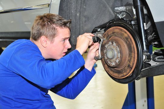 Ebenfalls aus dem Saarland war Maximilian Schuh angereist. Der junge Kfz-Mechatroniker hat bei einem Oldtimerrestaurator gelernt und kam trotzdem relativ gut mit moderner Fahrzeugelektronik klar. (Archiv: Vogel Business Media)