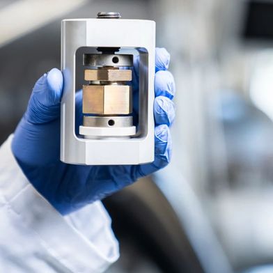 Mit einem innovativen Herstellungsprozess zur Batterie der Zukunft: PSI-Forschende zeigen in einer aktuellen Studie, wie sich Festkörperbatterien kostengünstig, effizient und langlebig produzieren lassen. Das Bild zeigt eine Testzelle, in der die am PSI entwickelte Festkörperbatterie hergestellt und getestet wird.  (Bild: Paul Scherrer Institut)