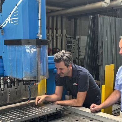 Patrick Gugel from LST247 and Steffen Knecht from Kärcher GmbH (CMA factory representation in southern Germany) are impressed by the functionality and process reliability of the FTC. (Image:CMA)