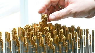 Damit die Wahl leichter fällt! Die Metav 2022 thematisiert auch Innovationen für den Werkzeug- und Formenbau. Mit dabei sind unter anderem neuartige Mikrofräser und digitalisierte Schrumpffutter. Hier schon mal ein kleiner Ausblick auf das Geschehen Anfang März. (Bild: Messe Düsseldorf / C. Tillmann)