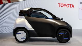 Ein urbanes Fahrzeugkonzept aus Japan: Der FT-Me von Toyota lässt sich quer parken. (Bild: Toyota)