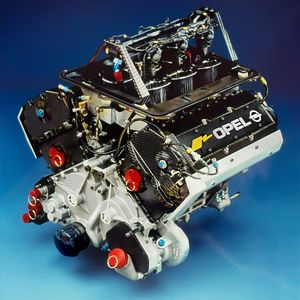 Das Aggregat: 6-Zylinder-V-Motor (75°-Bankwinkel), Leichtmetallblock mit einem Hubraum von 2,5 Liter (2498 ccm). Die Leistung beträgt über 500 PS, die Drehzahl liegt bei über 15.000 U/min (gesteuert über hydraulische Ventile). Konstruiert und gebaut vom britischen Motorenspezialisten Cosworth.(Bild:  Opel Automobile GmbH)
