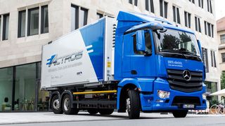 Mercedes-Benz testet derzeit und noch bis Jahresende zwei elektrisch angetriebene Actros im Verteilerverkehr. (Daimler)