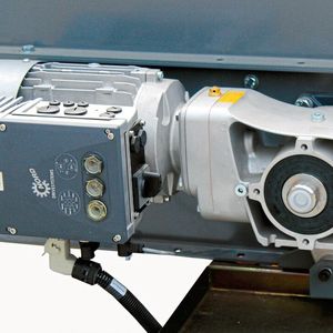 Die Antriebe bestehen aus einem besonders schlanken Kegelstirnrad-Getriebe, einem Hocheffizienzmotor und dem Frequenzumrichter Nordac Flex.(Bild:  BCS)