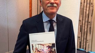 Prof. Dr. Willi Diez präsentiert die Studie zum Autohaus 2025. (Faust)