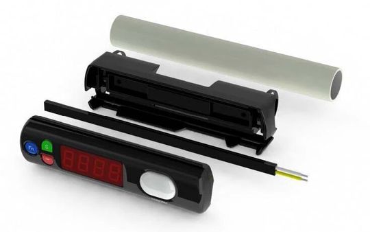 Das ist alles, was man zur Installation eines „Pick by Light“-Kommissioniersystems von Dataphone braucht. Die Fehlervermeider ließen sich an nahezu alle existenten Regalsysteme installieren, aber auch an Kommissionierwagen.(Bild:  Dataphone)