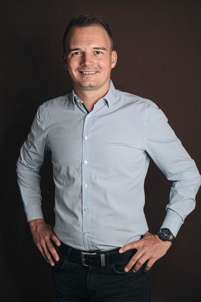 „Die Fill-Anlage ermöglicht eine prozesssichere und lückenlos nachvollziehbare Produktion der Fahrwerksteile mit höchster Präzision mit weniger als zehn direkt am Prozess beteiligten Personen“, sagt Ing. Patrick Hacker, Geschäftsleiter der RÜBIG Aluminium Deutschland GmbH & Co.KG. (Bild: Rübig)