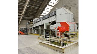 Aufgabe der ungereinigten Papiersäcke und Zuführung zum Zerkleinerer (Bild: Repasack)