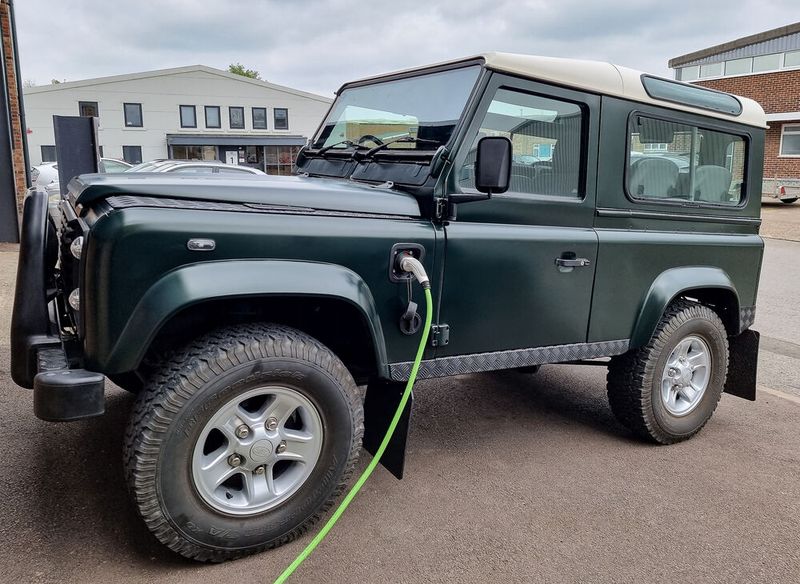 Auch dieser Land Rover Defender fährt dank  Drop-in-Umrüstsatz elektrisch. (Bild: Electrogenic)