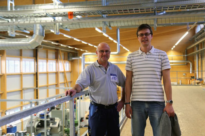 Urs Bruhin (l.), Geschäftsführer der Max Horlacher AG, und Felix Reinert (r.), Geschäftsführer der Protoshape GmbH, im Neubau in Klingnau. (Bild: SMM)