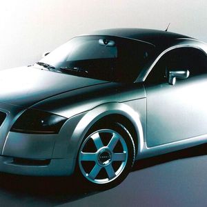 Die Entwicklung des Audi TT begann im September 1994 im Design-Zentrum des kalifornischen Simi Valley nach einem Entwurf von Freeman Thomas. Den Innenraum gestaltete Romulus Rost. Leiter der Audi-Design-Abteilung war Peter Schreyer. Ein Jahr später wurde eine Studie des Audi TT Coupé auf der IAA in Frankfurt der Öffentlichkeit vorgestellt.(Bild:  Audi)