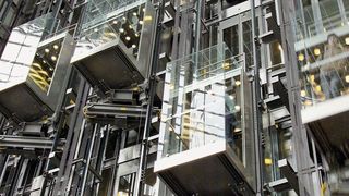 Wo häufig gebremst wird wie beispielsweise mit Liften, bieten rückspeisefähige Frequenzumrichter ein hohes Energieeinsparpotenzial. (ABB)