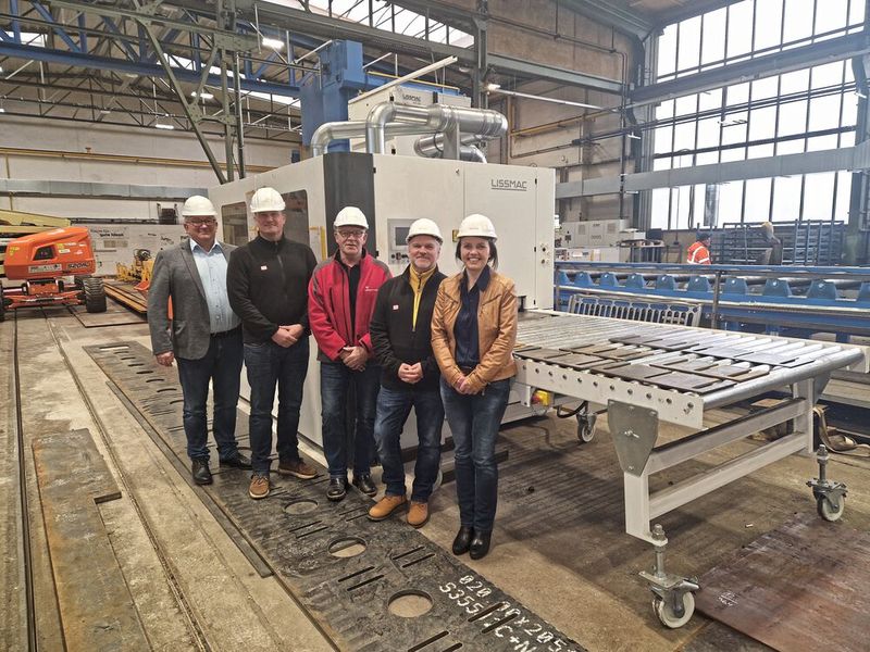 Die Investition in die neue Anlagentechnik hat sich gelohnt. Davon sind (v. l.) Dirk Schürstedt (Lissmac), Andreas Naumann, Uwe Träber, Roland Möbius (alle Brückenwerkstadt Dresden) und Kerstin Kunze (Mende Industrieprodukte) überzeugt. (Bild: Brückenwerkstatt Dresden, Christian Hahn)