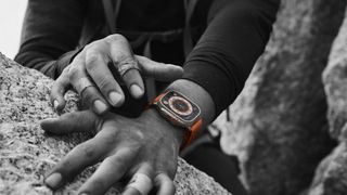 Für Outdoor-Sportler, Abenteurer und Athleten gibt es mit der Apple Watch Ultra eine Smartwatch für raue Umgebungen. (Bild: Apple)