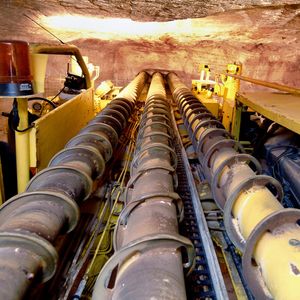 Der Großlochbohrwagen treibt bis zu 7 Meter tiefe Löcher in das Gestein. Nach der Sprengung kann sich das Gestein in diese Hohlräume ausbreiten.(Bild:  K+S)