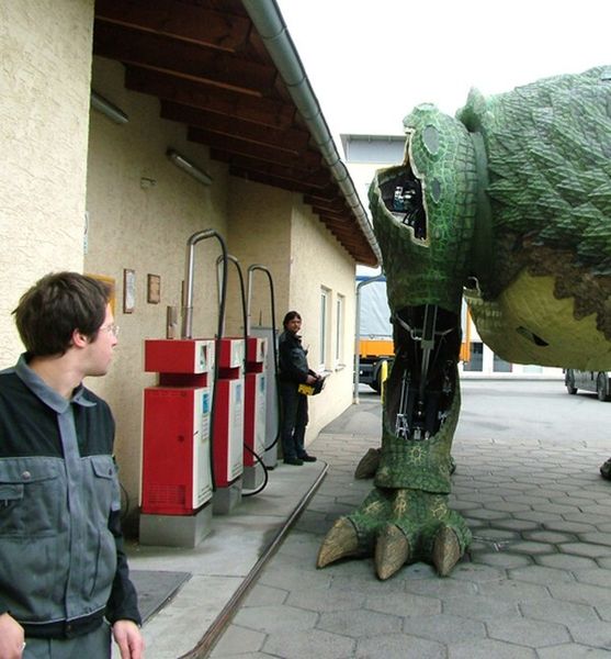 Der erste Hofgang: der neue Drache versorgt sich zum ersten Mal selbst an der Tankstelle... (Vogel Business Media)