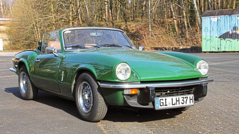 Da hat jemand die allerletzte Chance auf einen klassischen britischen Roadster genutzt: Der dunkelgrüne Spitfire Mk IV stammt von 1980, aus dem letzten Baujahr. Im Herzen aber ist der quirlige Sportwagen eine Spaßmaschine der frühen 60er-Jahre. Er ist der kleinste unter den großen Roadstern seiner Zeit, und für seine Fans ist er auch der schönste: Der berühmte Giovanni Michelotti war es, der dieses schwerelose Karosseriedesign entwarf. Wirklich altmodisch wirkt es bis heute nicht. Von diesem Schmuckstück trennten sich schweren Herzens Siggi und Kai Matthies. (Bild: Lebenshilfe Gießen)