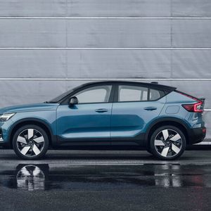 Der Stromer ist gut 4,43 Meter lang.(Bild:  Volvo)