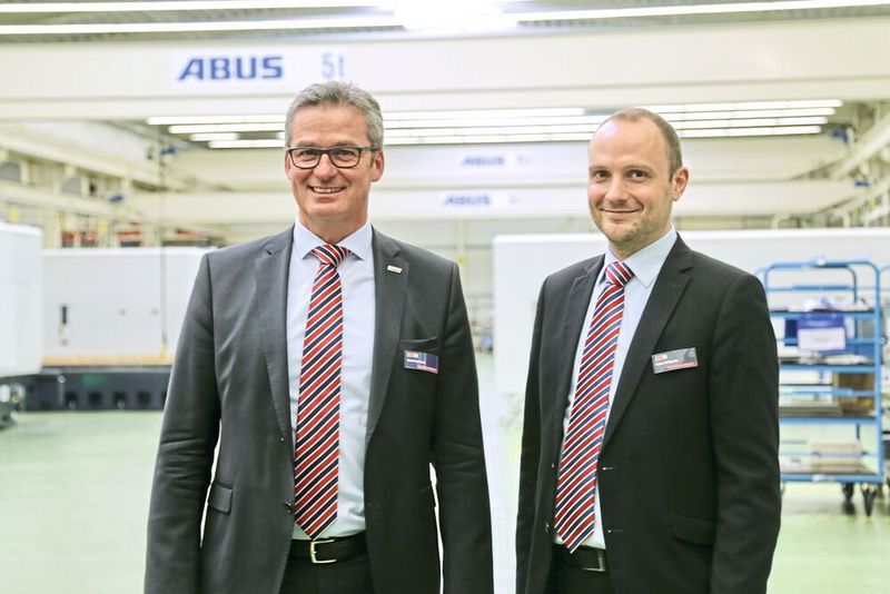 Hedelius Geschäftsführer Matthias Funk (links) und Marketingmanager Falco Wittpoth in der Montage:  «Wir hören zu, was der Kunde will.» (Anne Richter, SMM)