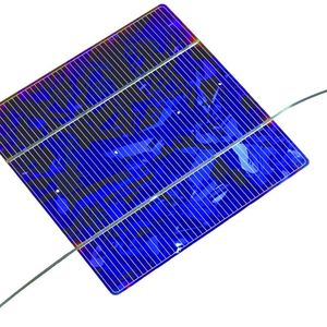 Solarzellen werden über metallische Bändchen zu Solarmodulen verschaltet. Bild: Fraunhofer ILT