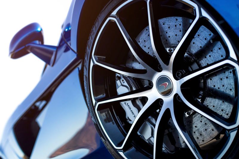 Der Spider steht vorne auf 19 und hinten auf 20 Zoll Felgen. (McLaren Automotive)
