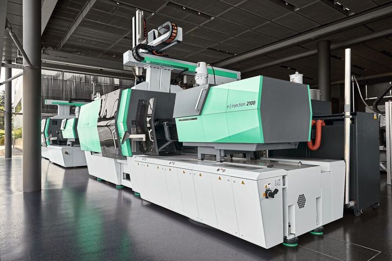 Universell einsetzbar: Auf einer vollständig elektrischen Spritzgiessmaschine 820 A haben der Maschinenhersteller Arburg und der Automationsspezialist Leonhard Kurz jetzt erstmals das automatisierte Verfahren In-Mould-Decoration verwirklicht.   (Arburg)