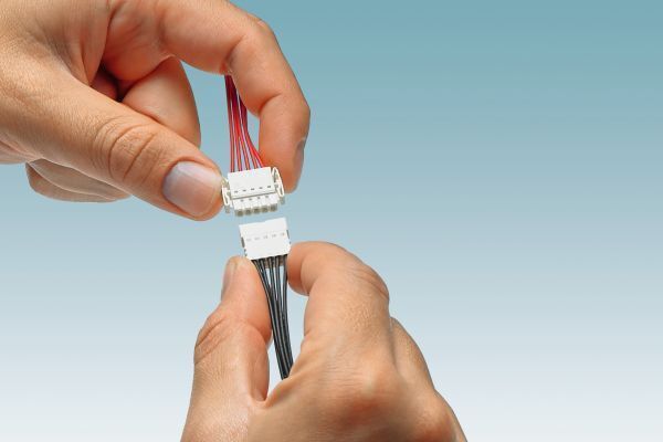 Bild 3: Steckverbinder bilden eine „fliegende“ Verbindung zwischen dem LED-Modul und dem Steuergerät in der LED-Leuchte. (Phoenix Contact)