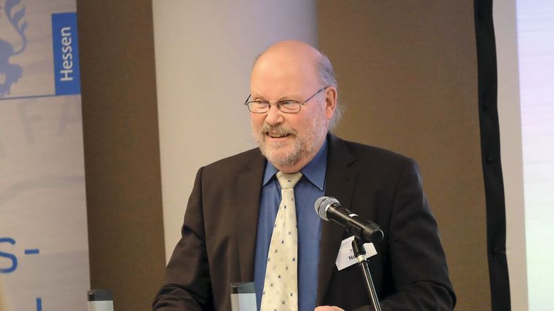 Rolf Nover, Obermeister der Kfz-Innung in Offenbach, erhielt die ZDK-Ehrennadel. (Bild: Zietz – »kfz-betrieb«)