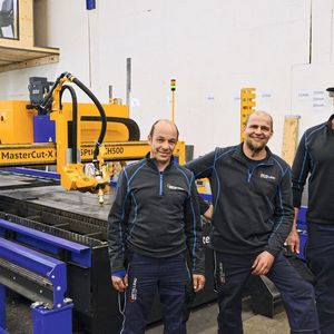Geschäftsführer Robert Mühlbacher (von rechts), Maschinenbediener Patrick Muigg und Techniker Gottfried Leitner sind hochzufrieden mit der seit Juli 2021 im Einsatz befindlichen automatisierten Schneidlösung im eigenen Haus. Die Folge: „Wir können nun viele Dinge schneller, einfacher und präziser erledigen. Die Investition war ein voller Erfolg“, so Mühlbacher.(Bild:  Microstep)
