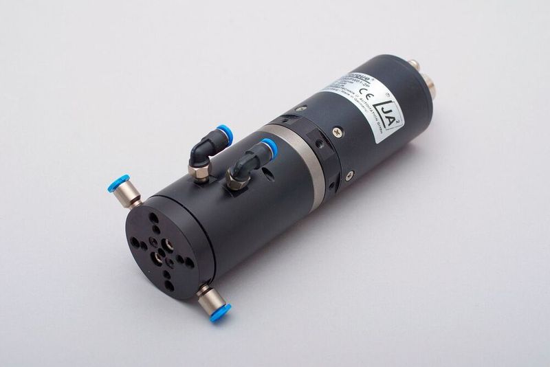 Jung Antriebstechnik hat seine Baureihe der Endlosdrehachsen vom Typ For Torque FT01 um eine Serie mit 2- und/oder 1-Kanal-Drehdurchführungen zum Anschluss von Pneumatikgreifern und Vakuumsauggreifern erweitert. (Jung Antriebstechnik u. Automation GmbH)