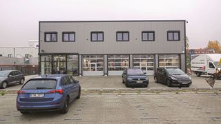 Das neue Räder- Zentrum Berlin steht auf demselben Areal wie die anderen Zellmann-Autohäuser, ist jedoch baulich getrennt und markenneutral gestaltet. (Bild: Rosenow – »kfz-betrieb«)