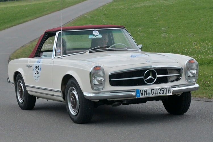 Mit Schwung in die Steigung: Mercedes Benz SL 250 Pagode (Baujahr 1967). (Bild: Zietz)